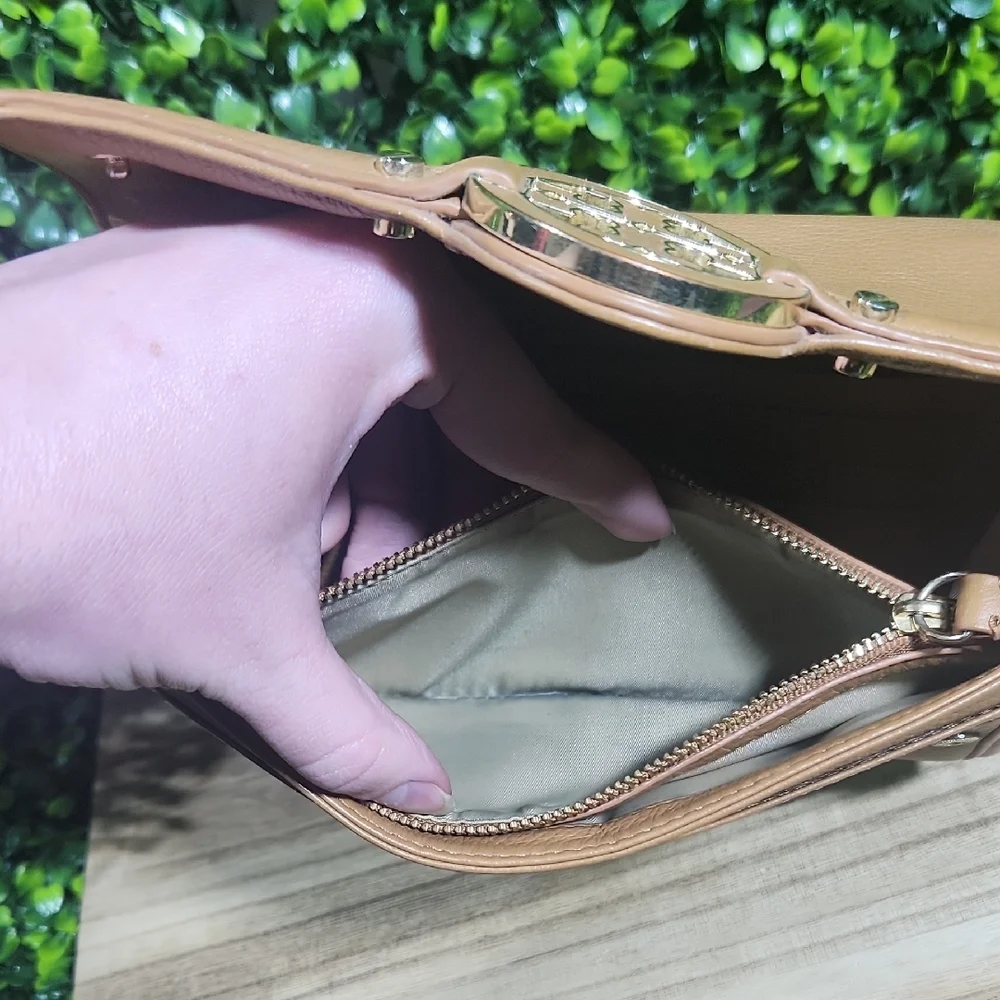 Tory Burch Tan Continental Wallet With Snap Closure - Picture 8 of 17